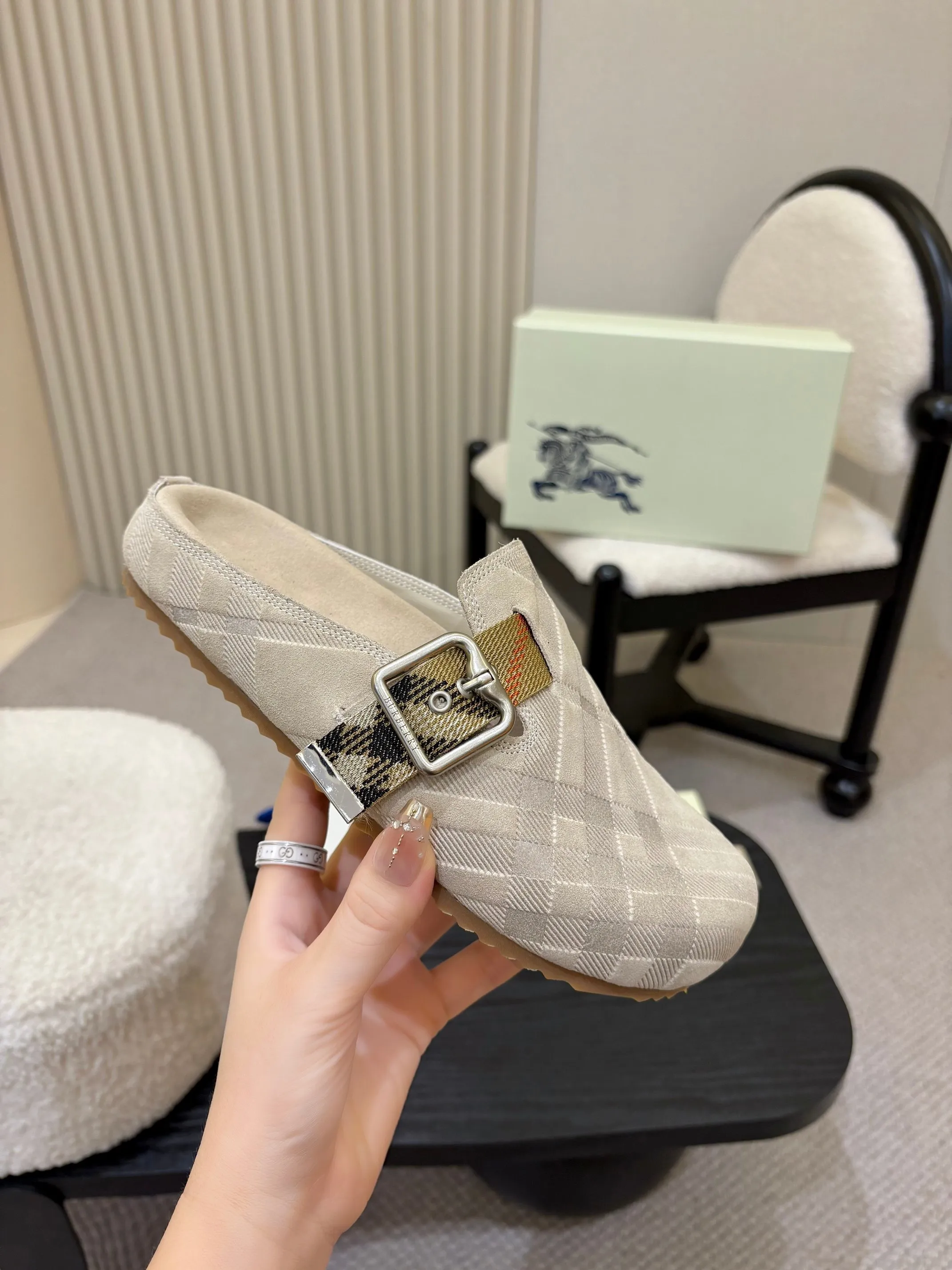 Men's Men's Shoes💰580 Burberry2025's hot-selling Birkenstock slippers are released, made of soft suede fabric and refined in Italian workshops. Featuring an embossed plaid pattern and an embossed sole embellished with the archive brand's logo. Features an adjustable B-shaped buckle strap and is embellished with the signature sand-colored Burberry check in jacquard worsted.   ✅Fabric: suede ✅Lining: silk cowhide ✅Outsole: TPU ✅Color: black, brown, pink, apricot 4 colors available ✅Code number: 35-45 for men and women (35, 45 customized)